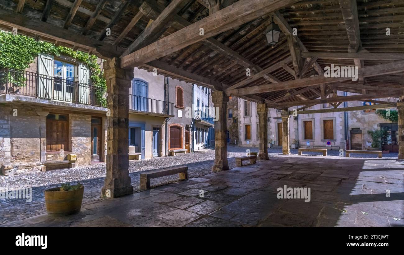Die alte Markthalle in der Lagrasse wurde im XIV Jahrhundert als französisches Kulturdenkmal erbaut. Und schöne Dörfer de France. Stockfoto