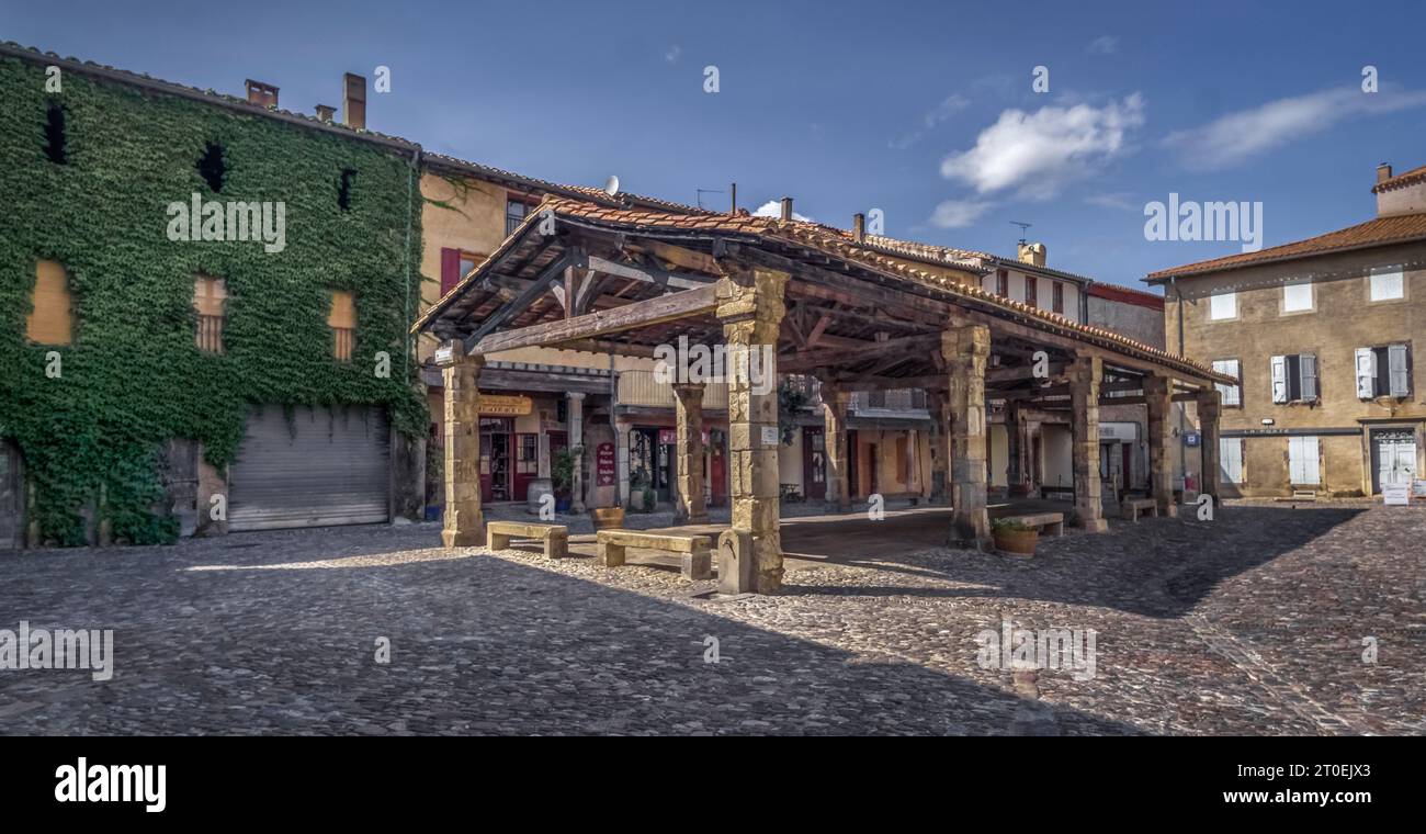 Die alte Markthalle in der Lagrasse wurde im XIV Jahrhundert als französisches Kulturdenkmal erbaut. Und schöne Dörfer de France. Stockfoto