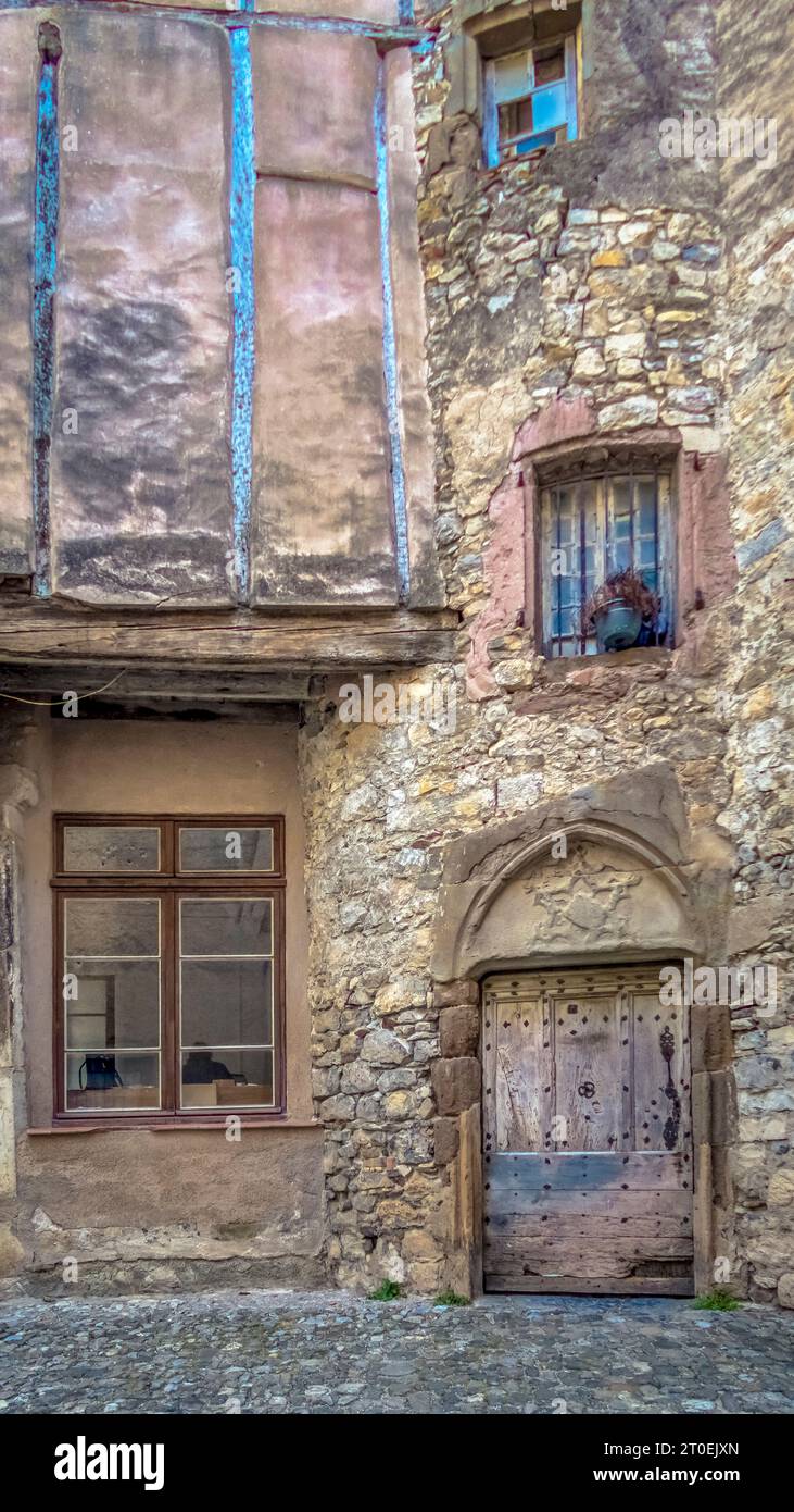 Hauseingang des Maison Lautier in der Lagrasse. Das Haus wurde im 16. Jahrhundert erbaut und ist Monument Historique Francais. Und schöne Dörfer de France. Stockfoto