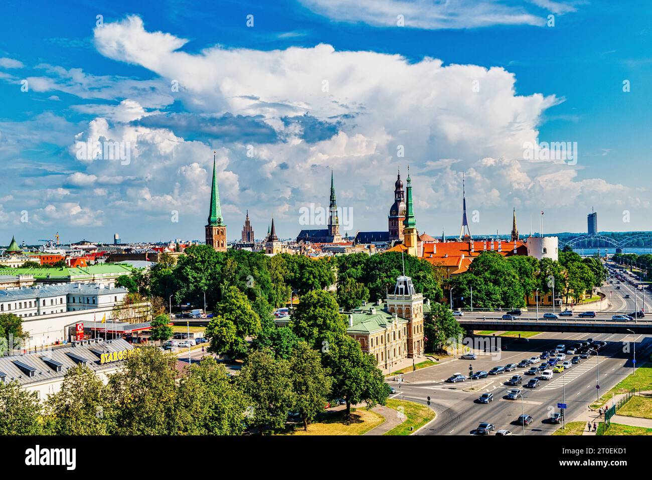 Blick vom Schiff auf die Altstadt von Riga, Lettland Stockfoto