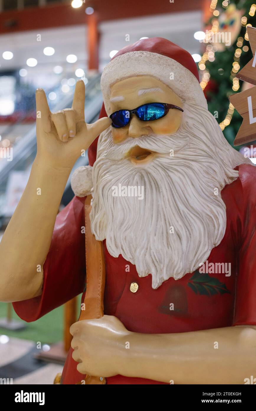 Coole Weihnachtsmann-Figur mit Sonnenbrille Stockfoto