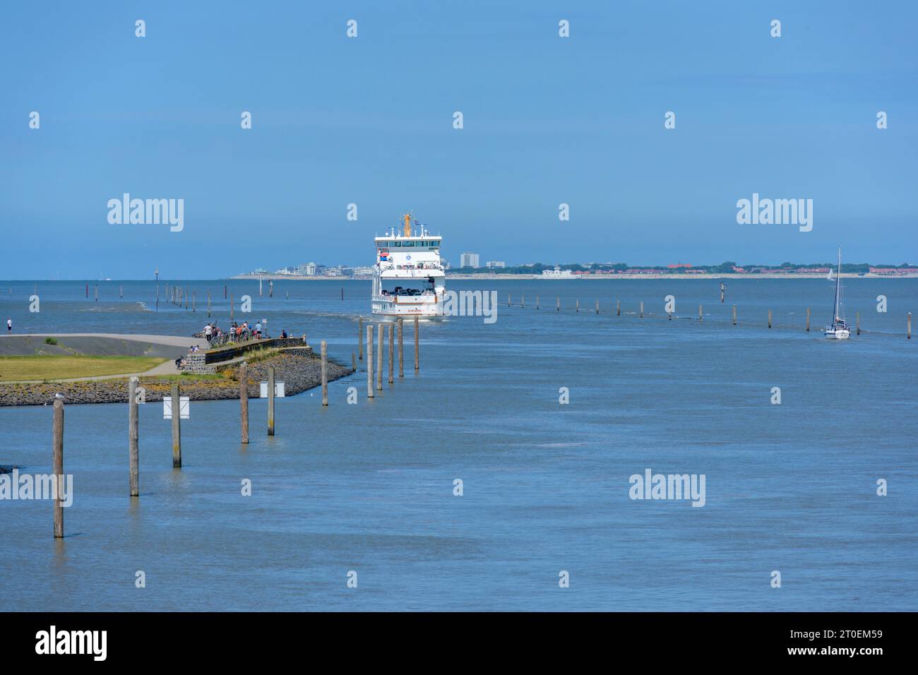 Deutschland, Ostfriesland, Hafen von Norddeich mit eingehender Norderney-Fähre. Stockfoto