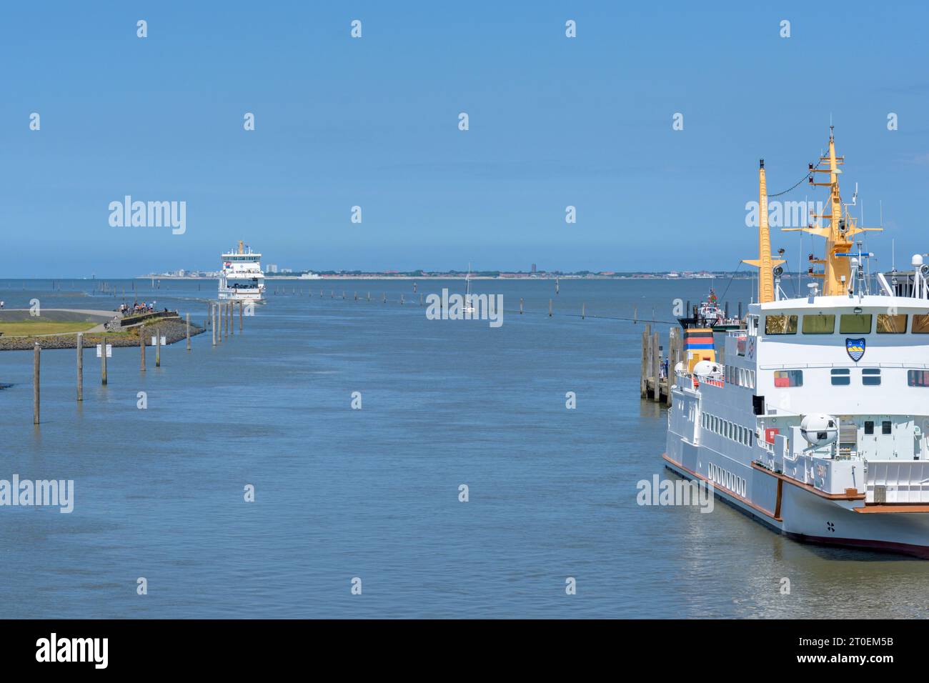 Deutschland, Ostfriesland, Hafen von Norddeich mit eingehender Norderney-Fähre. Stockfoto