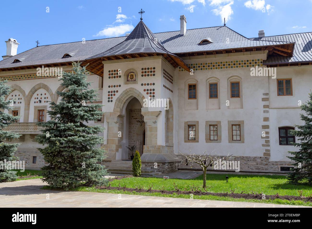 PUTNA, RUMÄNIEN - 30. APRIL 2023: Dies ist eines der Klostergebäude im traditionellen rumänischen Stil auf dem Gebiet des berühmten Klosters. Stockfoto