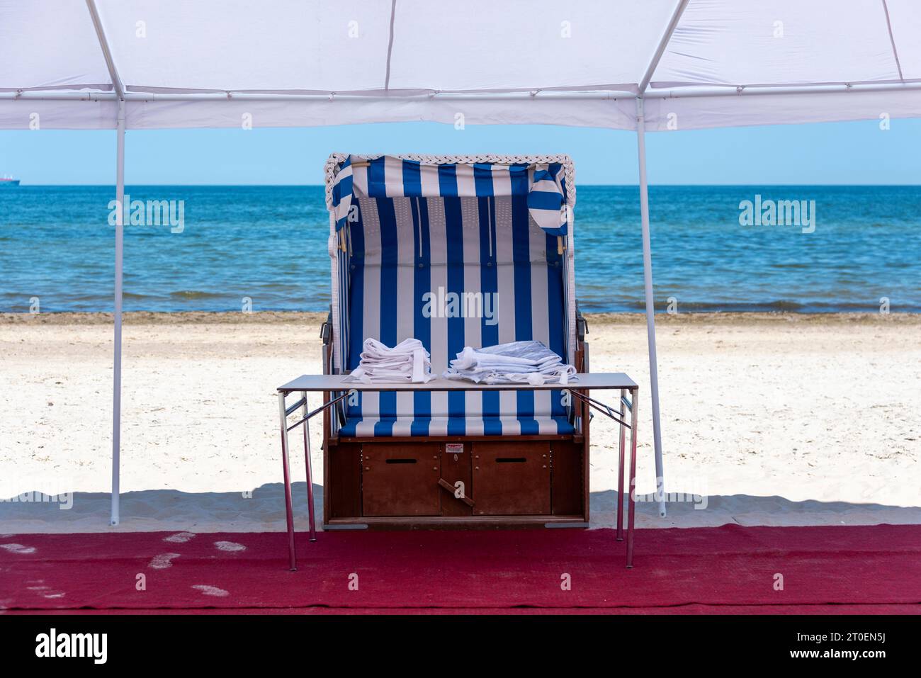 Weißes Zelt am Strand, unter rotem Teppich und Liege, Sellin, Mecklenburg-Vorpommern, Deutschland Stockfoto