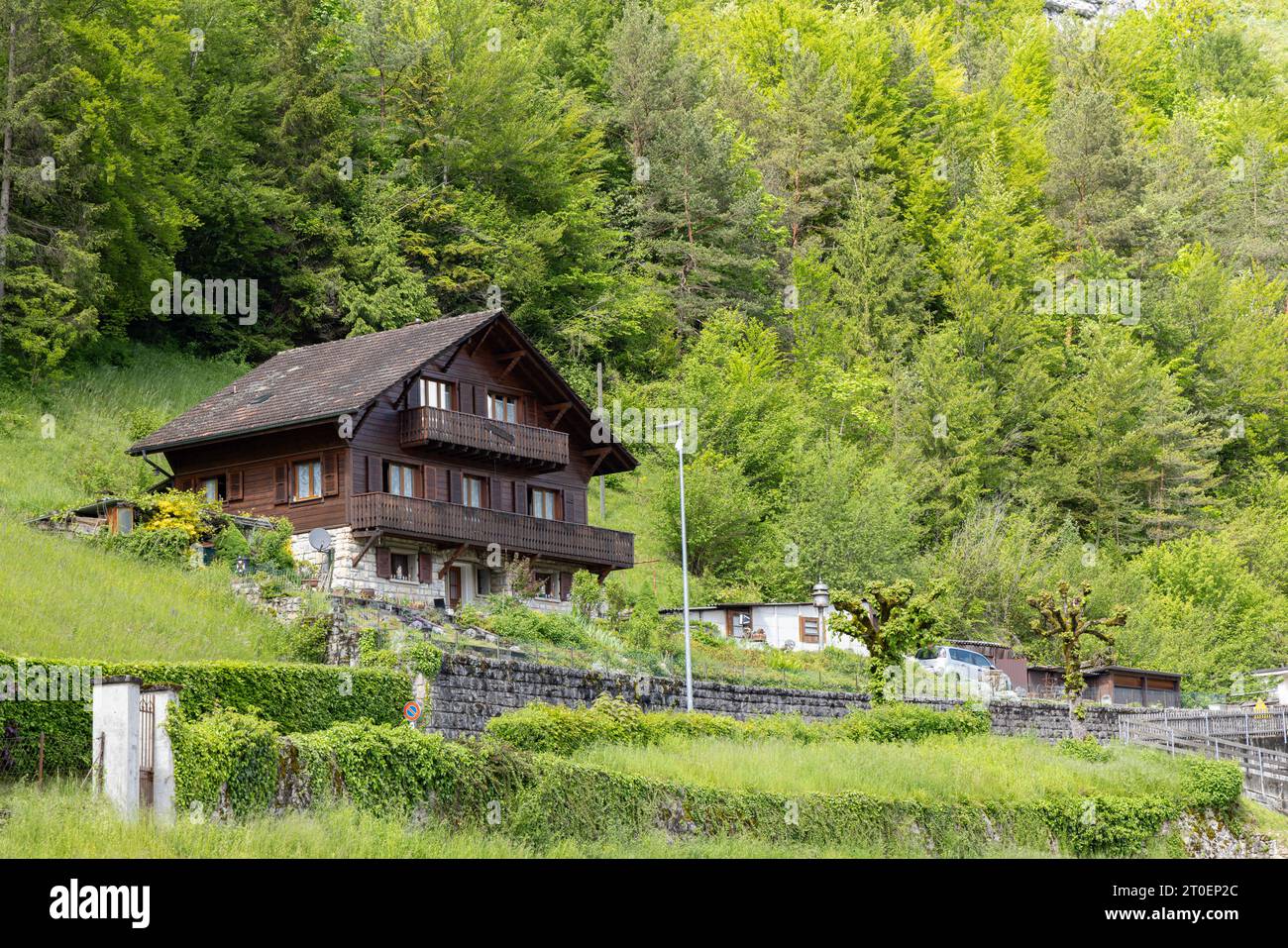 Typisches Schweizer Holzhaus im malerischen Dorf Saint-Ursanne im Kanton Jura destrikt Porrentruy in der Schweiz Stockfoto