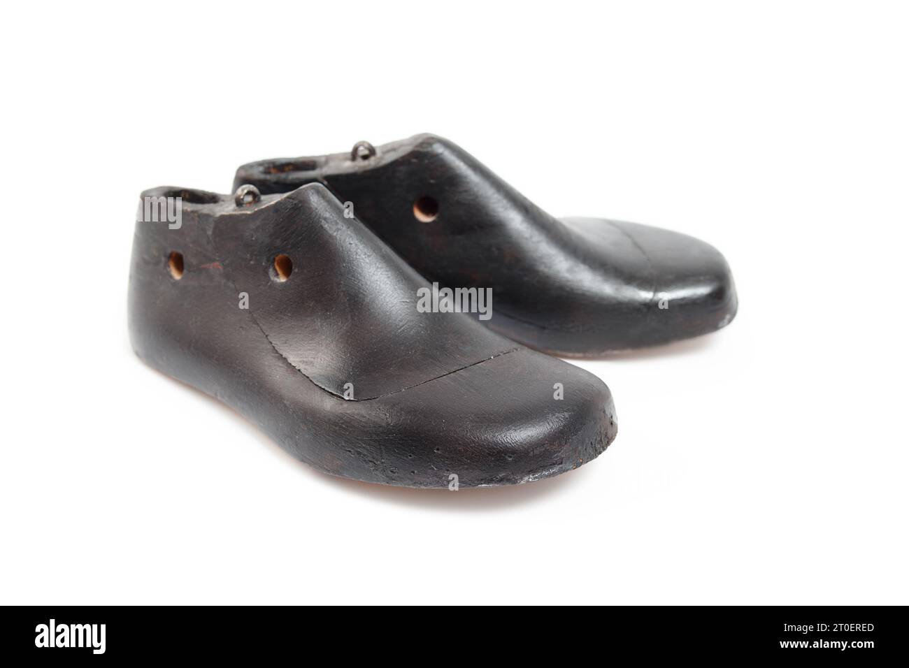 Isolierter Vintage-Schuh in Kindergröße. Paar dunkle Holzschuhformen für Kinder. Wird von Schuhmachern oder Kabelhändlern für die Herstellung oder Produktion verwendet Stockfoto