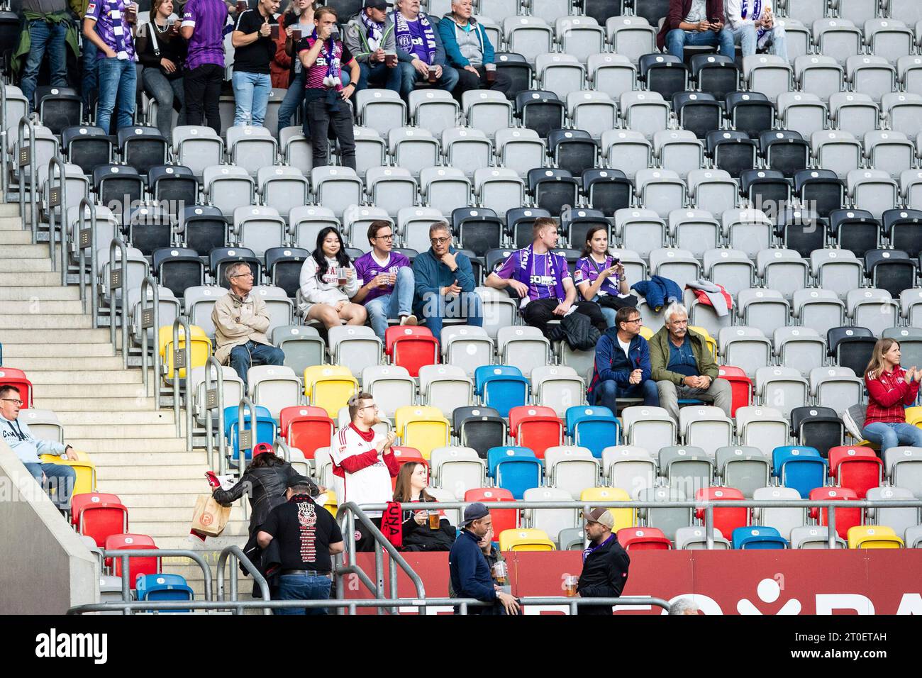 Düsseldorf, Deutschland. Oktober 2023. Fans von VfL Osnabr?ck 2. Fussball-Bundesliga: Fortuna Düsseldorf - VfL Osnabrüeck; Merkur Spielarena; Düsseldorf; 06.10.2023 DFL-VORSCHRIFTEN VERBIETEN JEDE VERWENDUNG VON FOTOGRAFIEN ALS BILDSEQUENZEN UND/ODER QUASI-VIDEO/dpa/Alamy Live News Stockfoto