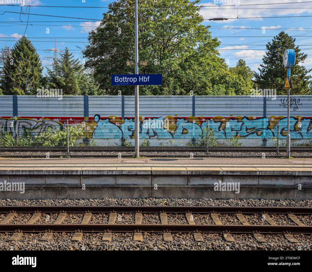 Bottrop, Nordrhein-Westfalen, Deutschland - Bottrop Hauptbahnhof, Bottrop Hbf-Schild, Bahngleise und verlassener Bahnsteig Stockfoto