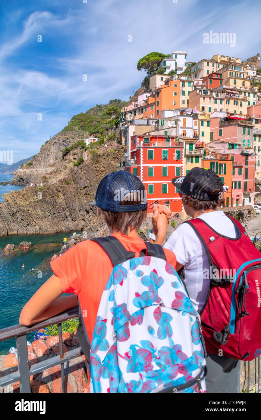 Italien, Ligurien, Provinz La Spezia, Riomaggiore, kleines Küstendorf entlang der Cinque Terre, zwei Personen besuchen die Gegend Stockfoto