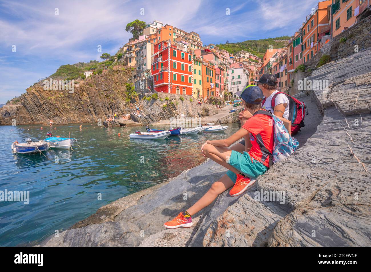 Italien, Ligurien, Provinz La Spezia, Riomaggiore, kleines Küstendorf entlang der Cinque Terre, zwei Personen besuchen die Gegend Stockfoto