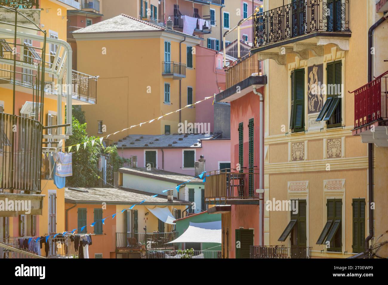 Italien, Ligurien, Provinz La Spezia, Manarola, Cinque Terre, Details zu den farbenfrohen Häusern des Dorfes Manarola Stockfoto