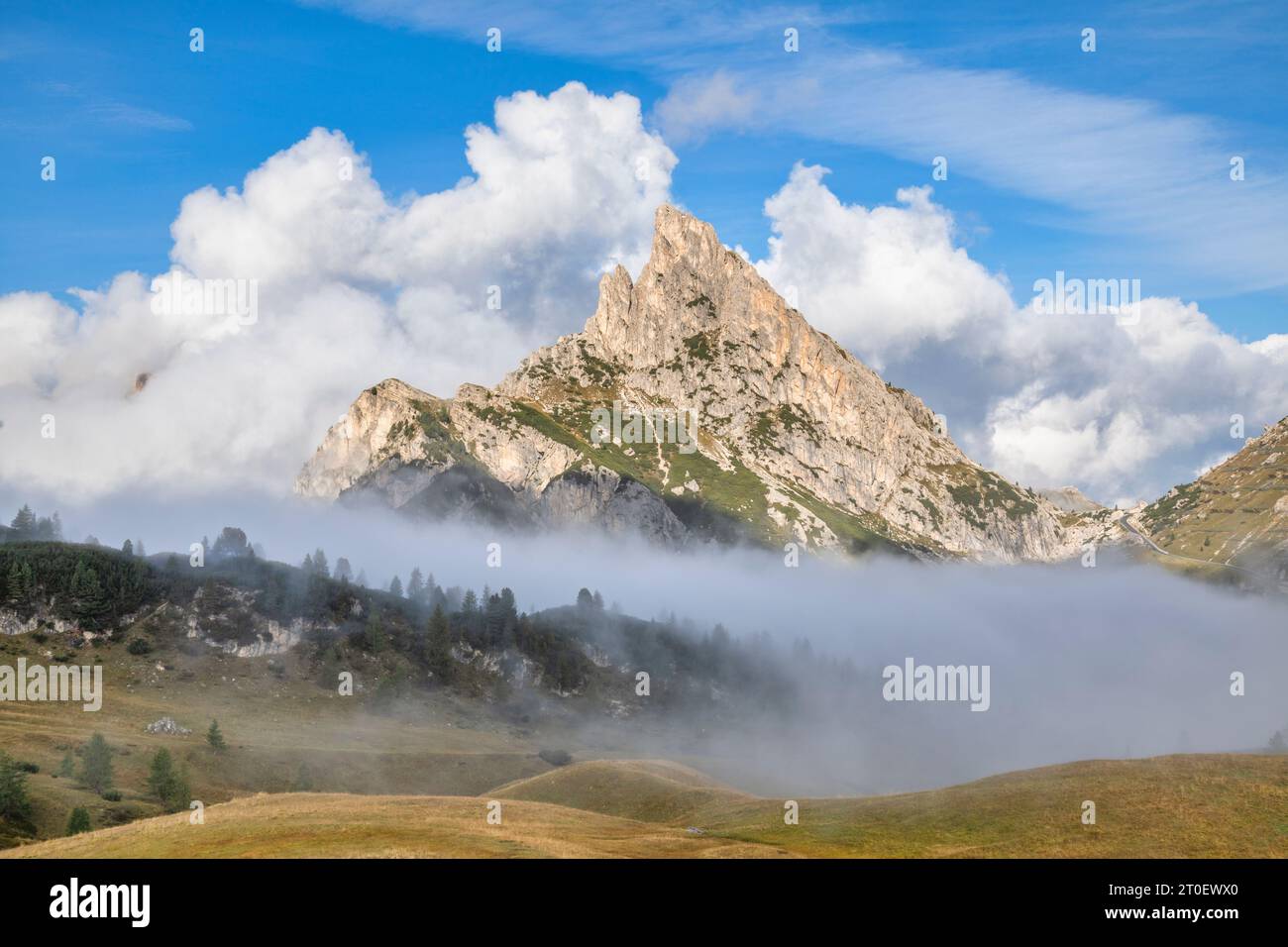 Italien, Veneto, Provinz Belluno, Sass de Stria/Hexenstein oder Hexenfels, Berg an der Grenze zwischen den Gemeinden Cortina d'Ampezzo und Livinallongo del Col di Lana, Dolomiten Stockfoto