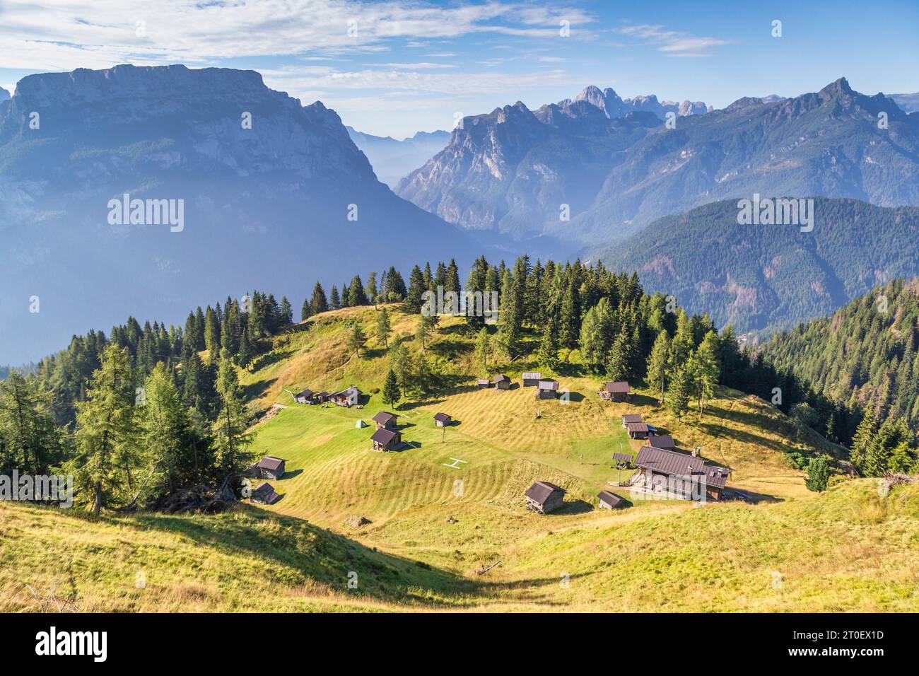 Italien, Venetien, Provinz Belluno, San Tomaso Agordino, die alte ländliche Siedlung Ciamp mit traditionellen Holzhütten im alpinen Stil, Dolomiten Stockfoto