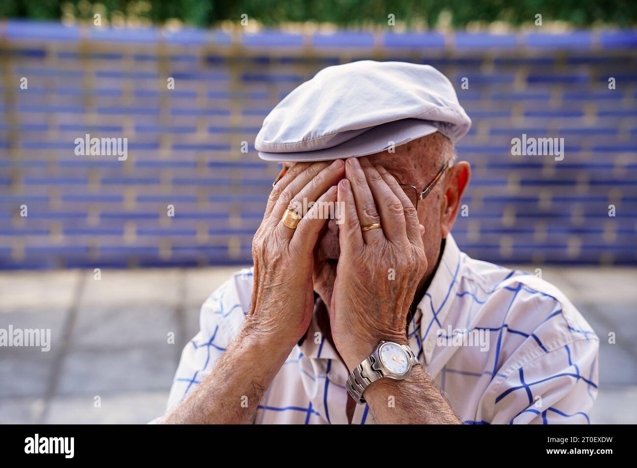 Unerkennbarer trauriger und unglücklicher alter Mann mit Demenz und emotionalen Problemen. Psychische Gesundheit. Suizidprävention Stockfoto