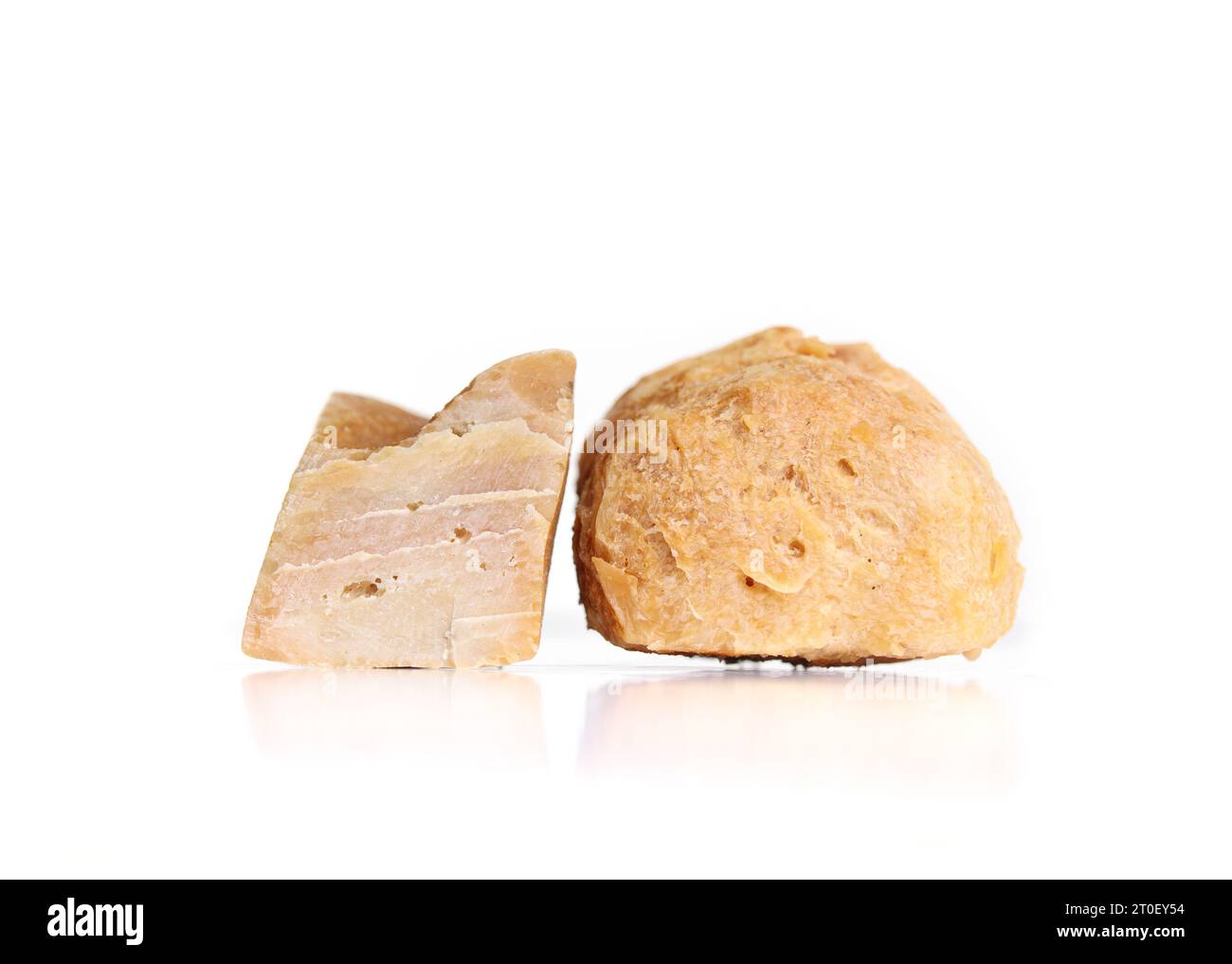 Yakkäse Hundekauen Vergleich von Yakkäse und mikrowellengepufftem Yakkäse. Langanhaltende natürliche sichere Dentalkaustange oder Leckerli für Hunde Stockfoto