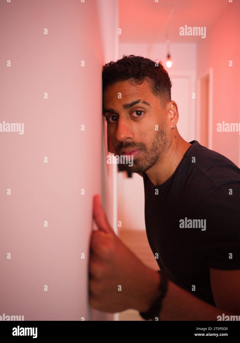 Nicht-binärer Mann mit schwarzem T-Shirt Stockfoto