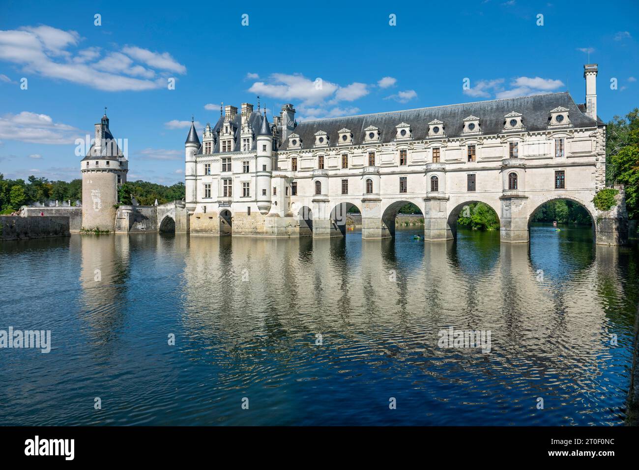 Chenonceau Castle ist eine Wasserburg. Sein Hauptgebäude steht seit 1522 am nördlichen Ufer des Cher, während die Galerie, die erst 1576 fertiggestellt wurde, den Fluss überspannt. Obwohl Chenonceau am Cher River liegt, zählt es zu den Schlössern der Loire. Stockfoto