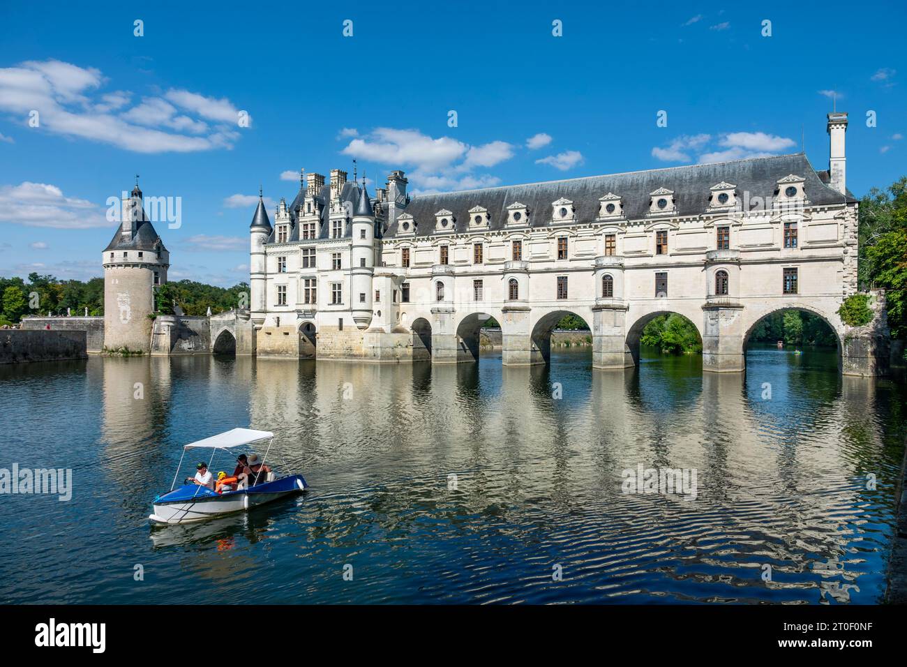 Chenonceau Castle ist eine Wasserburg. Sein Hauptgebäude steht seit 1522 am nördlichen Ufer des Cher, während die Galerie, die erst 1576 fertiggestellt wurde, den Fluss überspannt. Obwohl Chenonceau am Cher River liegt, zählt es zu den Schlössern der Loire. Stockfoto
