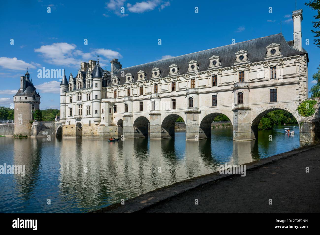 Chenonceau Castle ist eine Wasserburg. Sein Hauptgebäude steht seit 1522 am nördlichen Ufer des Cher, während die Galerie, die erst 1576 fertiggestellt wurde, den Fluss überspannt. Obwohl Chenonceau am Cher River liegt, zählt es zu den Schlössern der Loire. Stockfoto