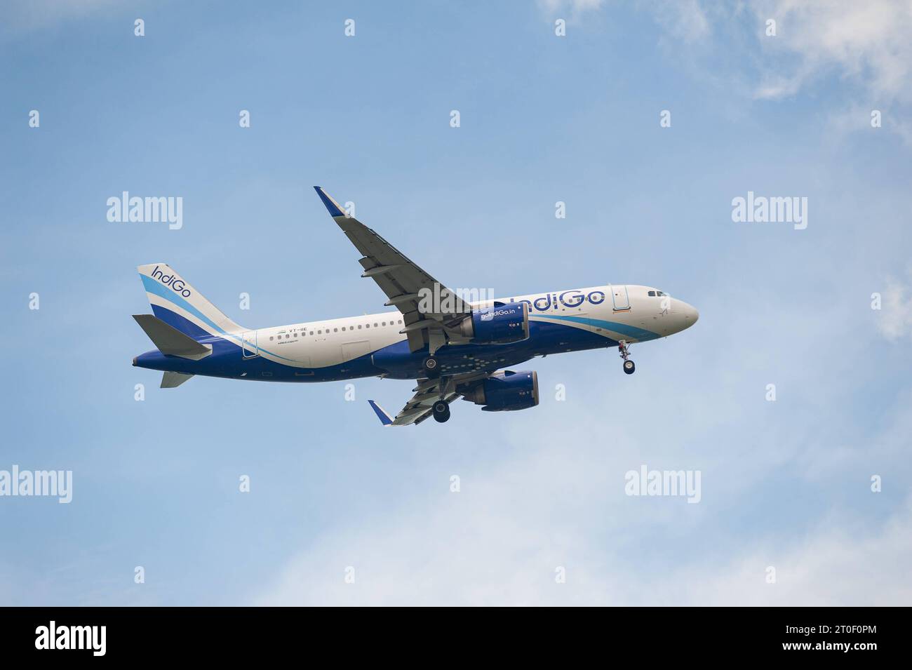 Singapur, Republik Singapur, Asien - ein Passagierflugzeug der Indigo Airines vom Typ Airbus A320 Neo mit der Registrierung VT, USA. Juli 2023. IIE im Landeanflug auf den internationalen Flughafen Changi. Indigo ist eine indische Billigfluggesellschaft mit Sitz in Neu-Delhi. *** 15 07 2023, Singapur, Republik Singapur, Asien an Indigo Airines Airbus A320 Neo Passagierflugzeug mit Registrierung VT IIE auf dem Anflug zum internationalen Flughafen Changi Indigo ist eine indische Billigfluggesellschaft mit Sitz in Neu-Delhi Credit: Imago/Alamy Live News Stockfoto