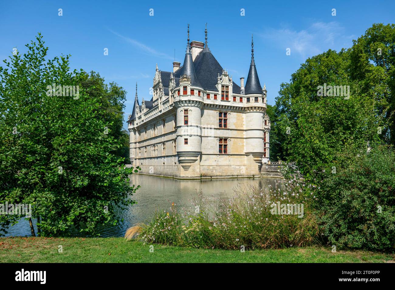 Die Wasserburg Azay-le-Rideau befindet sich in der Gemeinde Azay-le-Rideau im Indre Valley. Das zweiflügelige Renaissancebau ist eines der berühmtesten Schlösser der Loire. Stockfoto