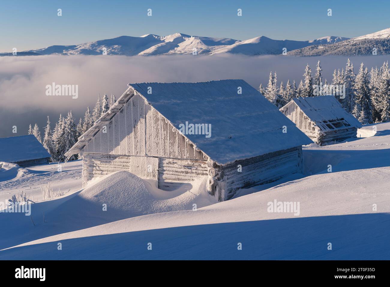 Winterlandschaft am Morgen mit Frost auf einer Berghütte Stockfoto