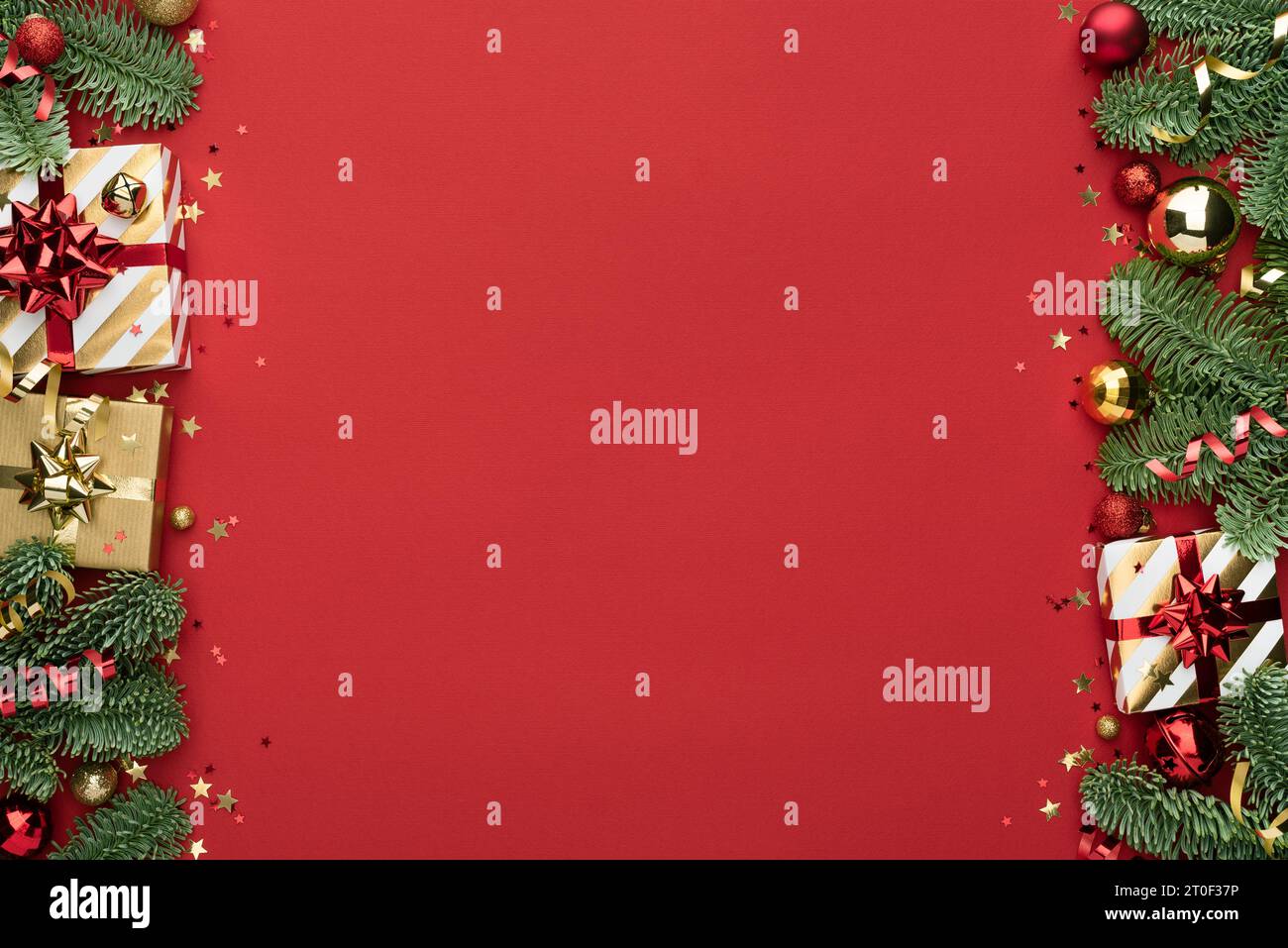 Roter Weihnachtshintergrund mit doppelseitigem Dekorrand und Kopierraum für Text Stockfoto