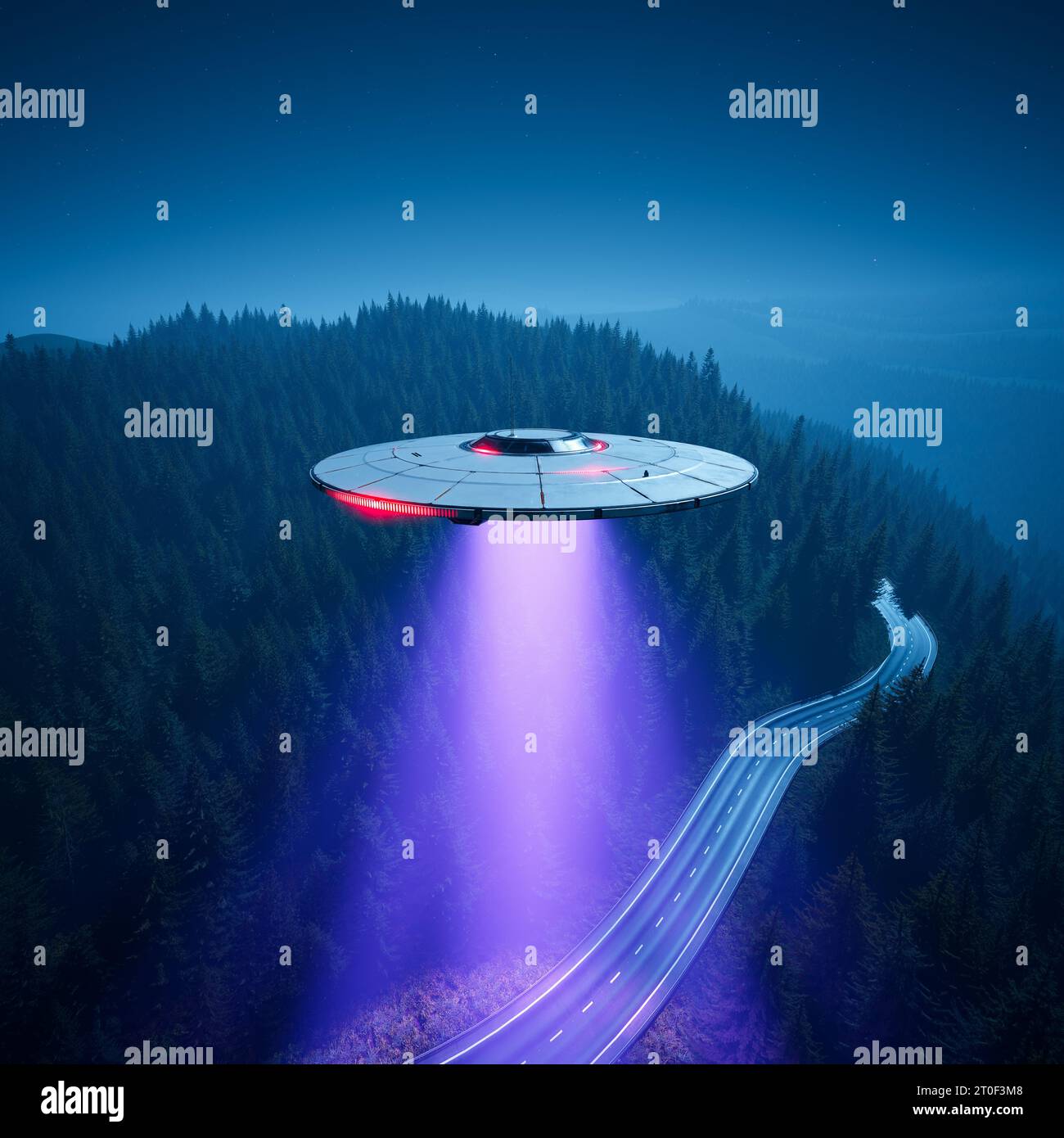 Alien fliegende Untertasse, die nachts über einem Nadelwald schweben. Extraterrestrische lila Lichtstrahltechnologie auf der Suche nach potentiellen Entführern Stockfoto