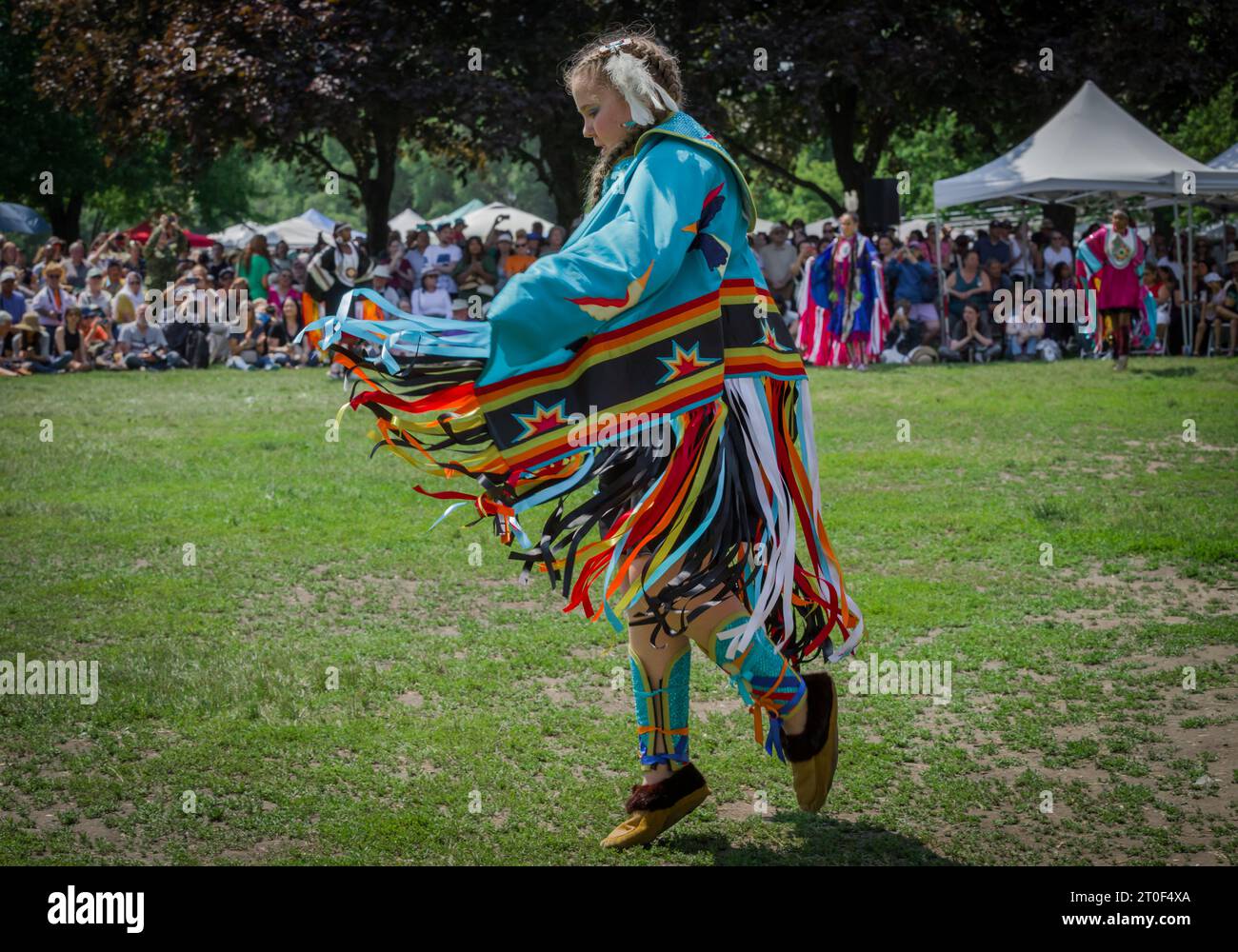 Traditioneller Pow Wow in Anerkennung des kanadischen Nationaltags der Indigenen. Tag mit Tanz, Trommeln und Aufführungen. Frau, die tanzt Stockfoto