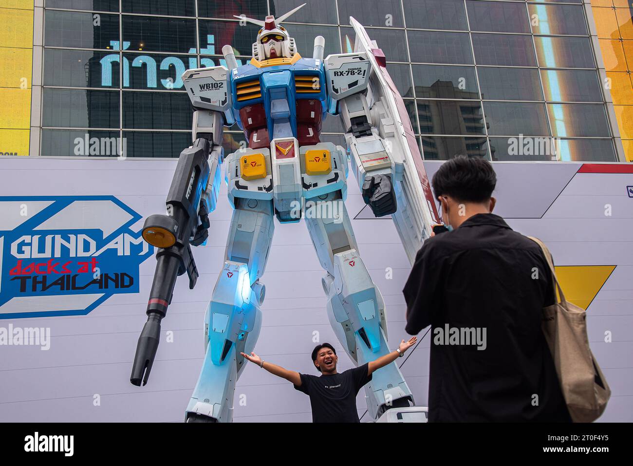 Bangkok, Thailand. Oktober 2023. Besucher haben während einer Ausstellung Fotos von der 6 Meter langen RX-78-2 Gundam-Statue gemacht. CentralWorld hält zum ersten Mal Gundam Docks in Thailand im Einkaufszentrum in Bangkok ab, und es ist die größte Gundam-Ausstellung Thailands mit den 6 Meter langen Statuen RX-78-2 GUNDAM und MS-06S ZAKU II, einer breiten Palette an Gundam-bezogenen Ausstellungen. (Foto: Peerapon Boonyakiat/SOPA Images/SIPA USA) Credit: SIPA USA/Alamy Live News Stockfoto