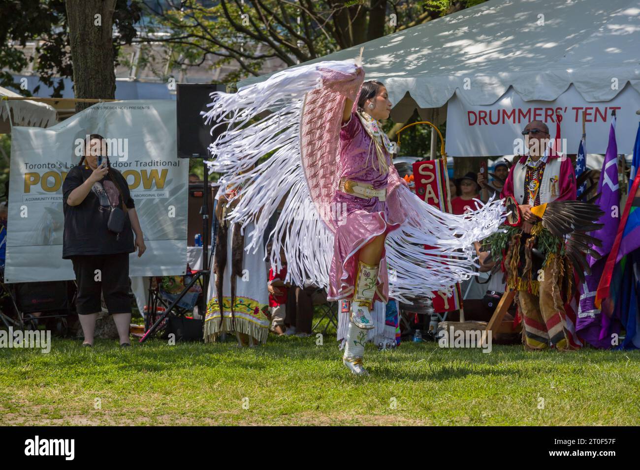 Traditioneller Pow Wow in Anerkennung des kanadischen Nationaltags der Indigenen. Tag mit Tanz, Trommeln und Aufführungen. Frau, die tanzt Stockfoto