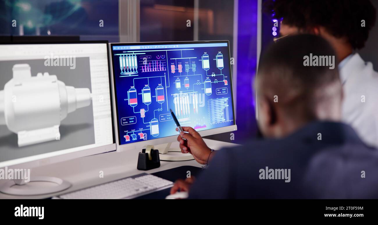 Afroamerikanische Ingenieure Überwachen Den Industriellen Arbeitsplatz Auf Dem Computer Stockfoto