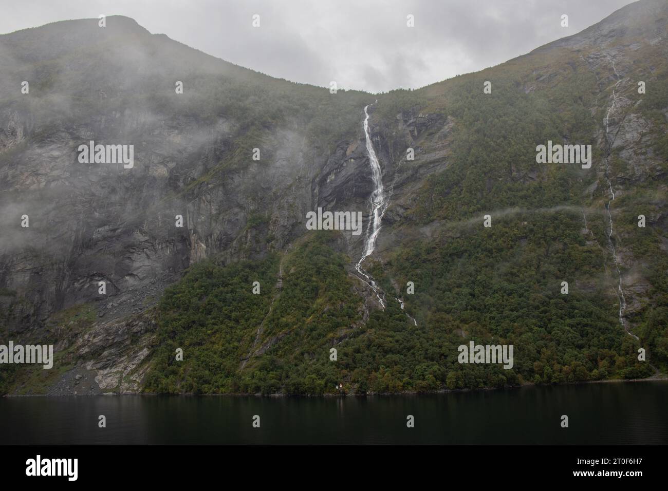 EN el fiordo de Geiranger, las cascadas de las siete hermanas, envueltas en niebla, Noruega Stockfoto