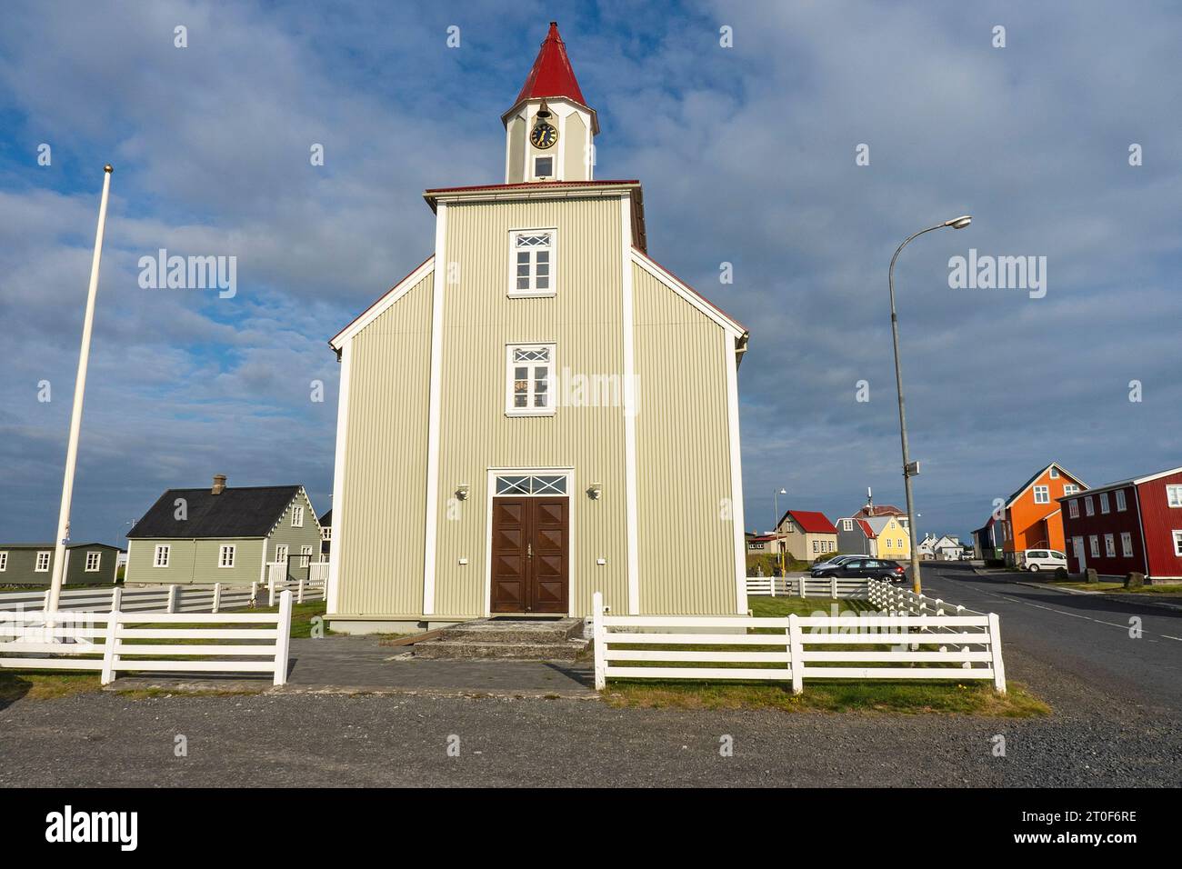 Die Dorfkirche in der Stadt Eyrarbakkakirkja (1890), Island. Stockfoto