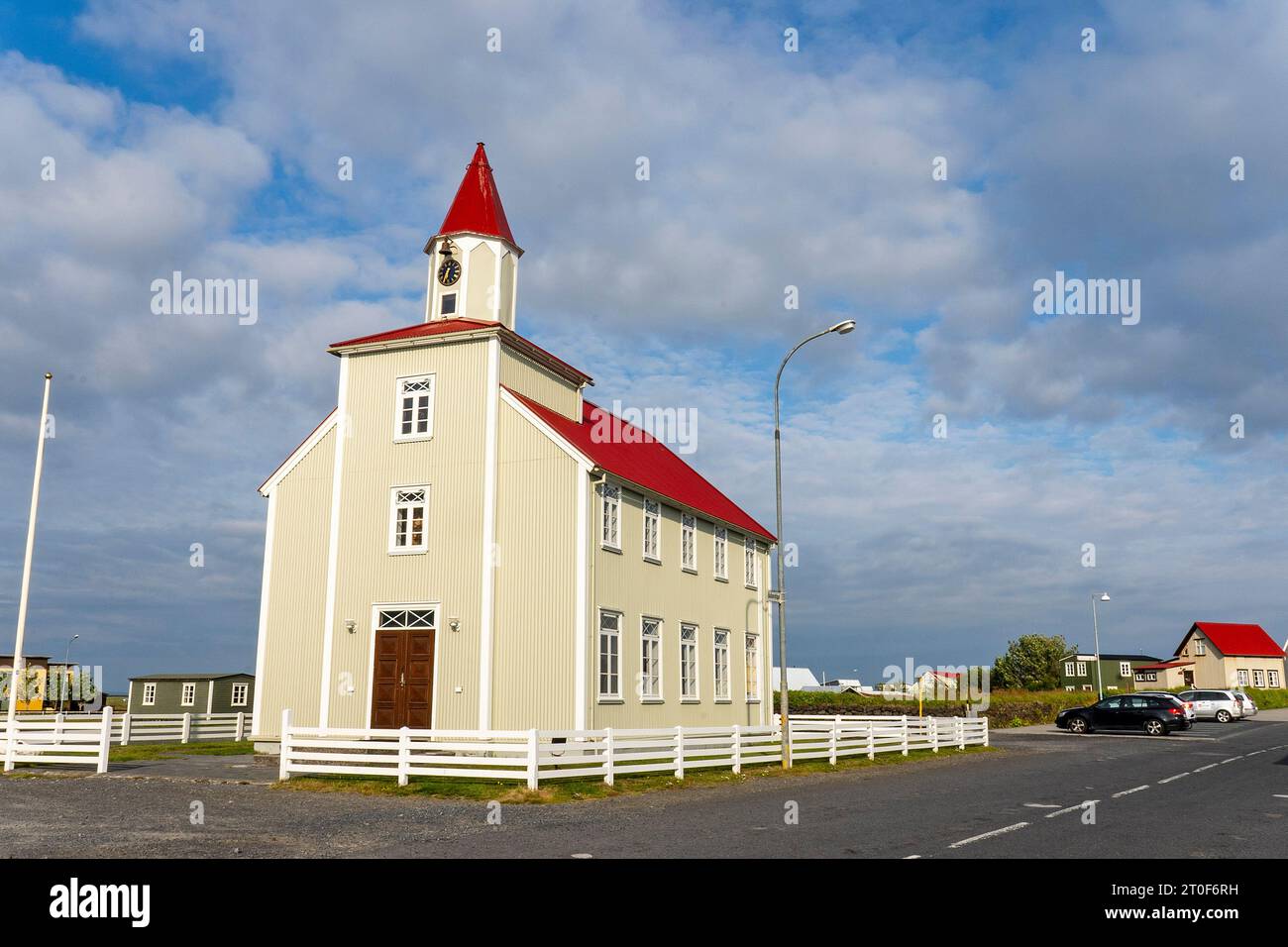 Die Dorfkirche in der Stadt Eyrarbakkakirkja (1890), Island. Stockfoto