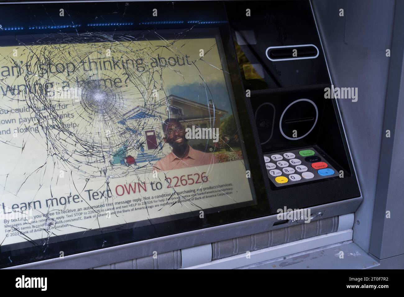 Seattle, USA. September 2023. Ein beschädigter Geldautomat im Westlake Einkaufsviertel. Stockfoto