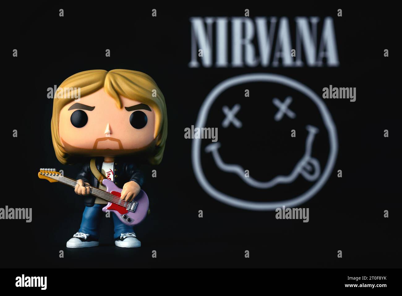 Funko POP Vinyl Figur von Kurt Cobain von der amerikanischen Alternative Rock Gruppe Nirvana auf schwarzem Hintergrund. Illustrativer Editorial der Funko Pop Action Stockfoto