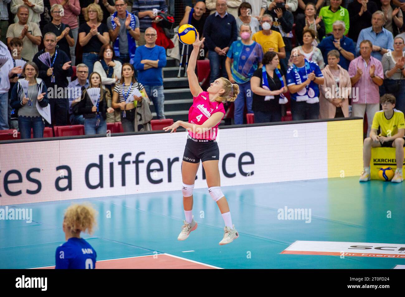 Stuttgart, Deutschland. Oktober 2023. Tanja Grosser (VC Wiesbaden, #04) Allianz MTV Stuttgart - VC Wiesbaden, Sport, Volleyball, Bundesliga, Frauen, VBL, Saison 2023/24, Spiel 1, 06.10.2023, Stuttgart (SCHARRena), DEU Foto: Eibner/Sandy Dinkelacker Credit: dpa/Alamy Live News Stockfoto