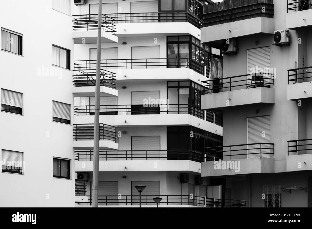 Appartementgebäude mit vielen Balkonen in Quarteira, Algarve, Portugal Stockfoto