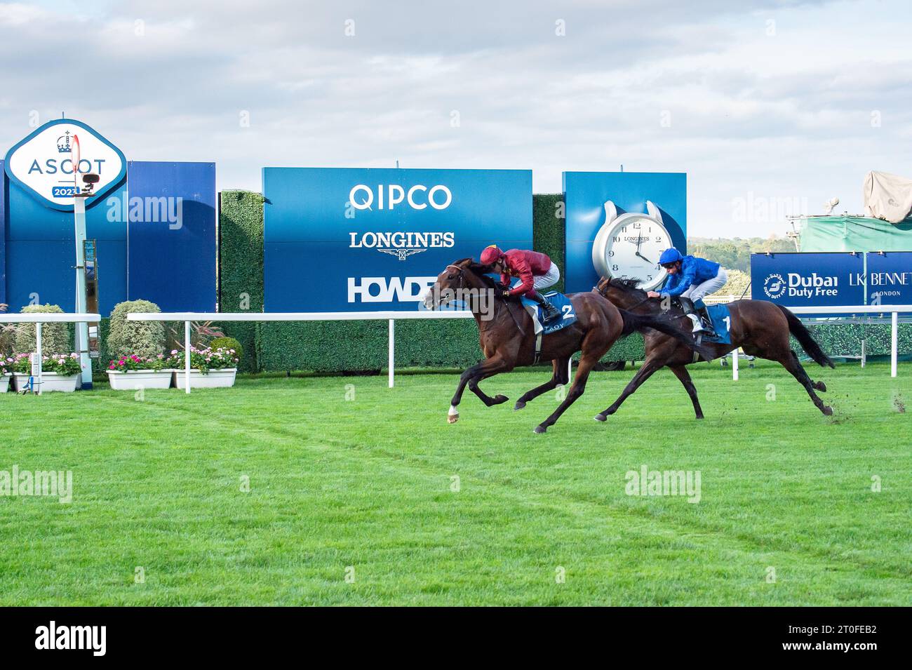 Ascot, Berkshire, Großbritannien. Oktober 2023. Horse Middle Earth, geritten von Oisin Murphy, gewinnt die Troy Asset Management Noel Murless Stakes auf der Ascot Racecourse beim Herbstrennen Friday Meeting. Eigentümer Qatar Racing Ltd Trainer John & Thady Gosden, Newmarket. Breeder The Roheryn Partnership. Sponsor Von Tweenhills Farm & Stud Quelle: Maureen McLean/Alamy Live News Stockfoto