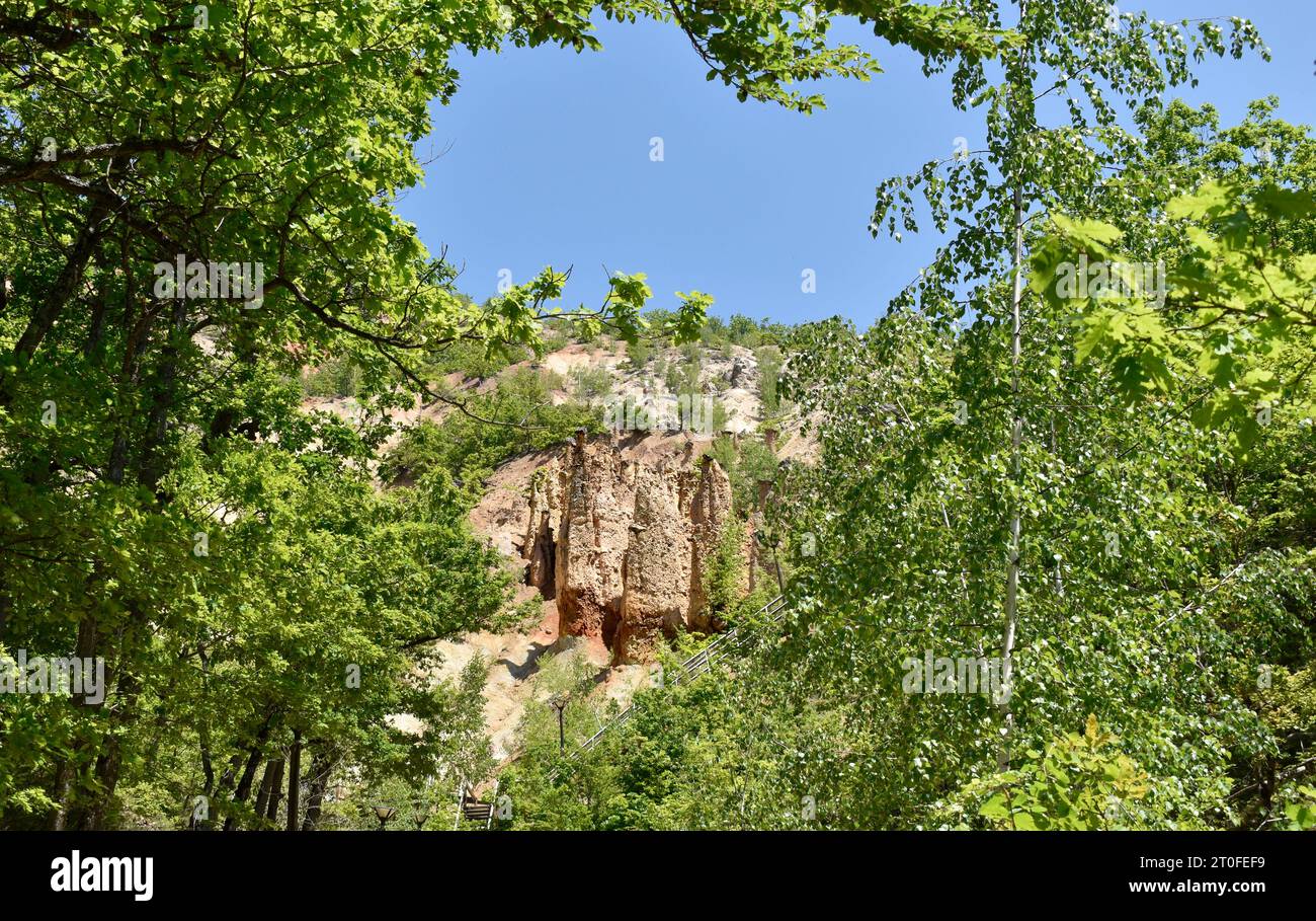 Blick durch den Wald bis zur Steinformation der Teufelsstadt (Djavolja Varoš) in Serbien, Europa. Stockfoto