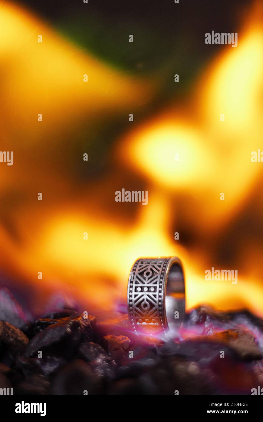 Silberring im wikinger-Stil, Produktfoto mit Silberring, Ring in Flammen geschmiedet Stockfoto