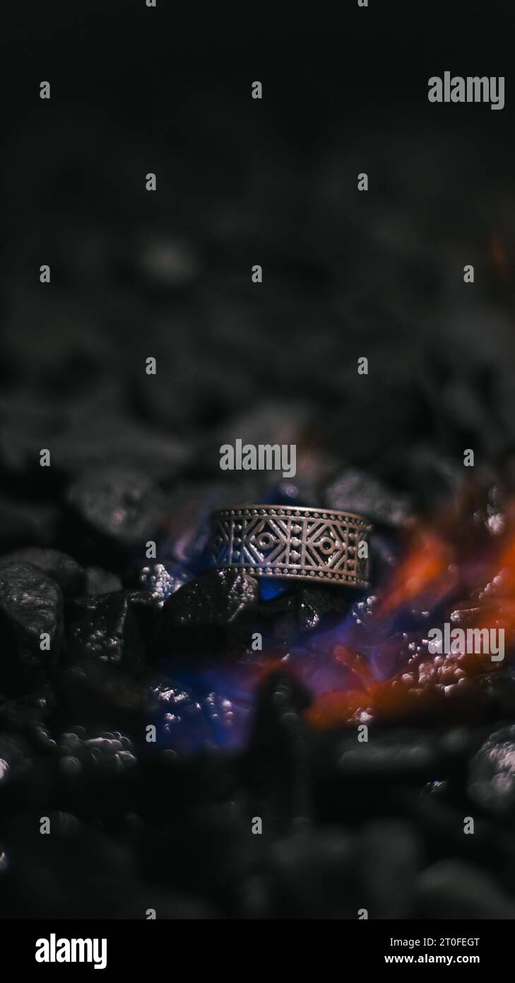 Silberring im wikinger-Stil, Produktfoto mit Silberring, Ring in Flammen geschmiedet Stockfoto
