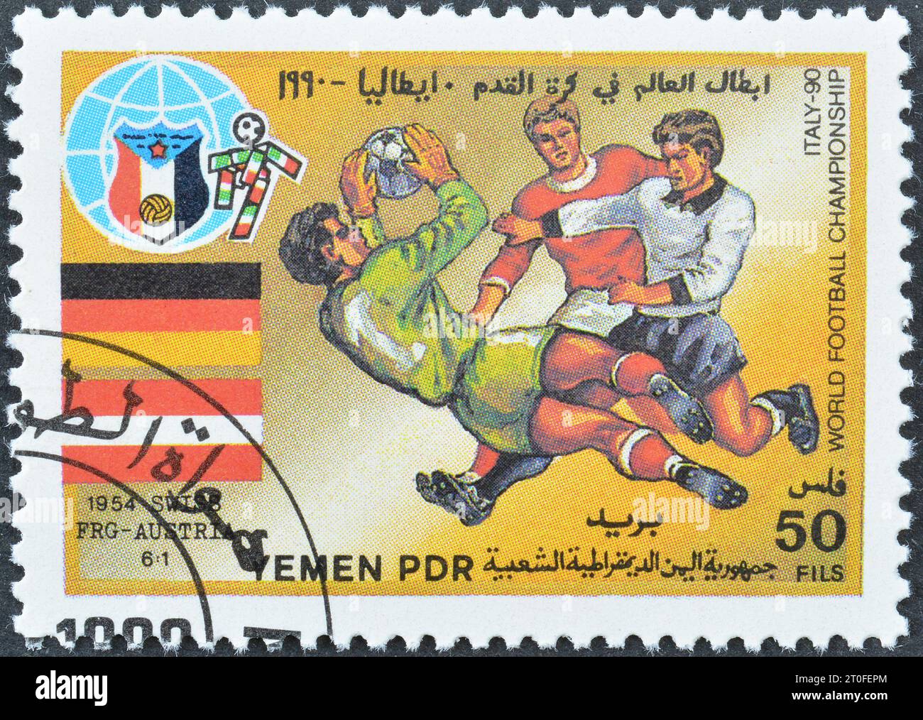 Gestempelte Briefmarke, gedruckt vom Jemen, die das Spiel Westdeutschland-Österreich 1934, FIFA Fussball-Weltmeisterschaft 1990 - Italien, ca. 1990 zeigt. Stockfoto