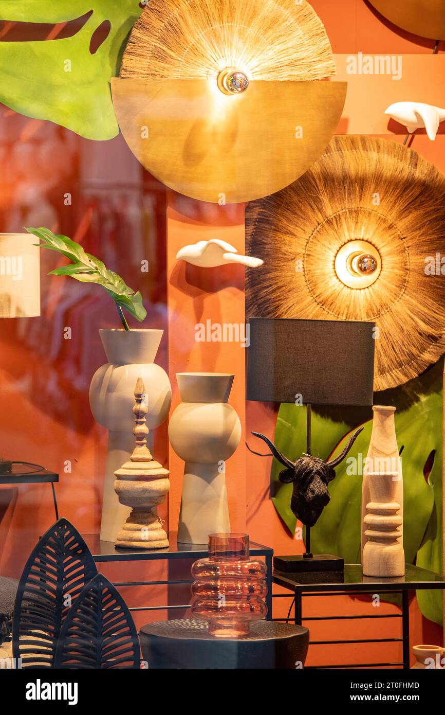 Farbenfrohe Accessoires für das Schaufenster im Innenausbau. Haushaltsdekorations- und Einrichtungsgeschäft mit Primärfarben und Display Stockfoto