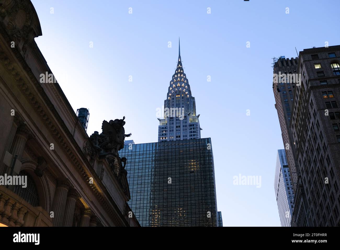 Blick auf die 42nd Street, eine Hauptkreuzstraße im New York City Borough von Manhattan, in der einige der bekanntesten Wahrzeichen von New York zu sehen sind Stockfoto