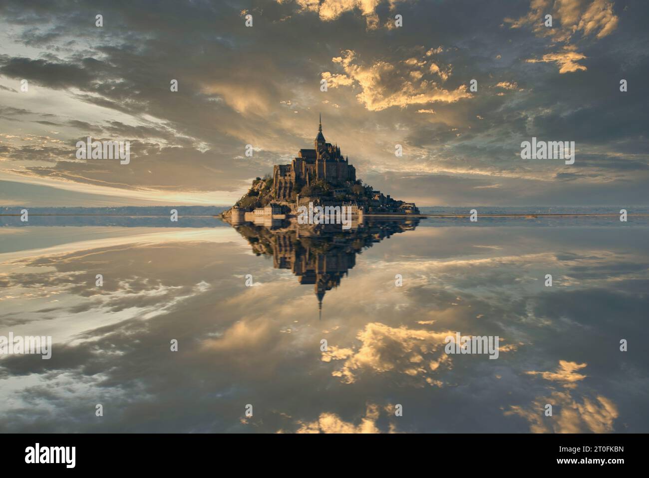 Reflexion des Mont Saint-Michel bei Flut bei Sonnenuntergang mit Wolken am Himmel. Stockfoto