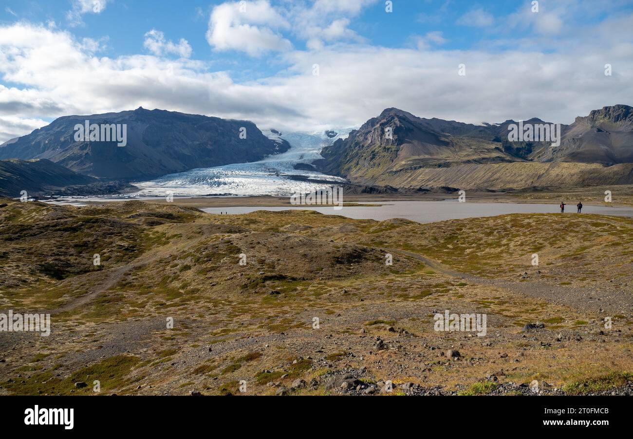 Ein Gletscher, der von Islands höchstem Berg, dem Vulkan Öræfajökull, mit der Lagune des Gletschers Fjallsárlón, fließt Stockfoto