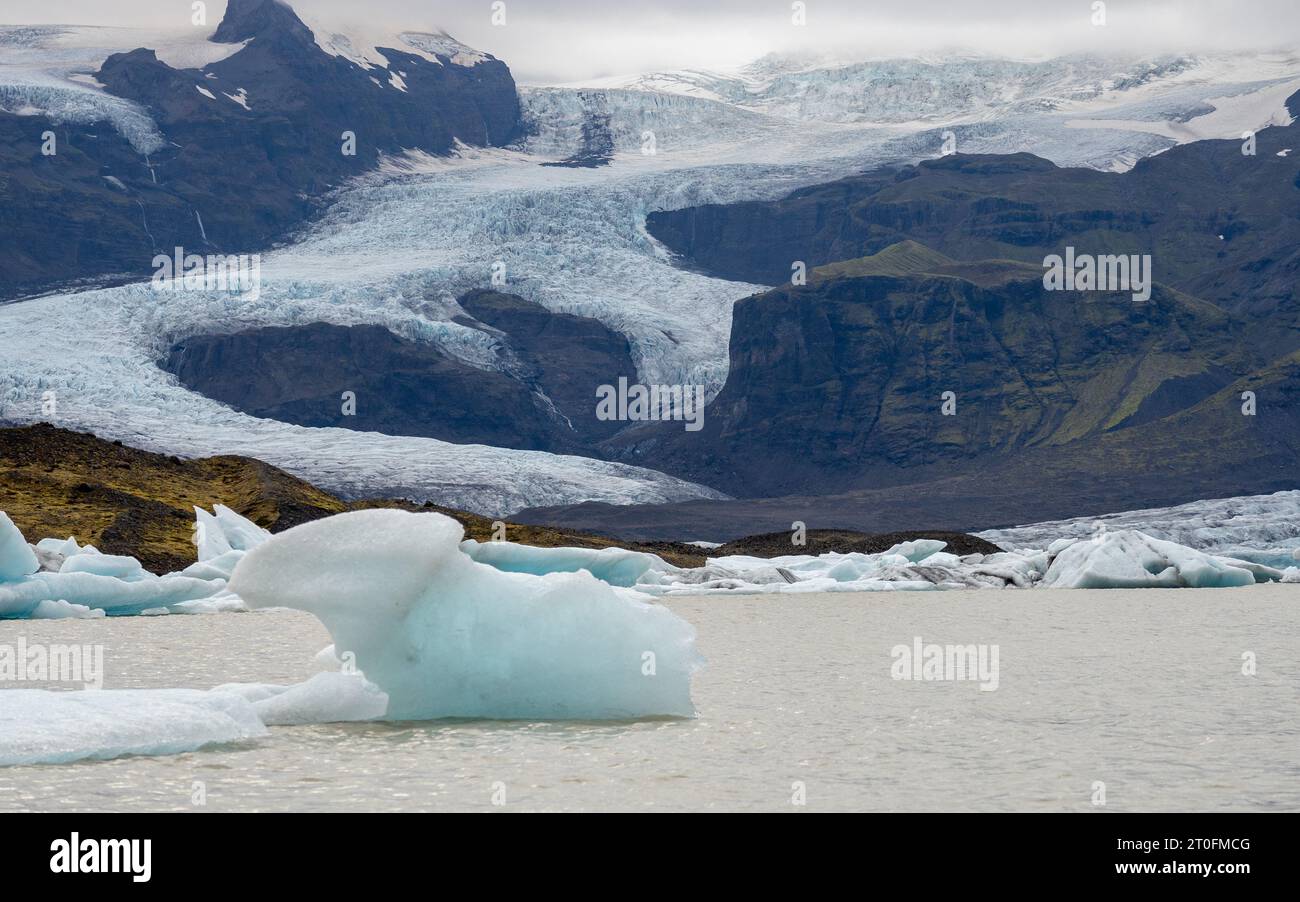 Ein Gletscher, der von Islands höchstem Berg, dem Vulkan Öræfajökull, mit der Lagune des Gletschers Fjallsárlón, fließt Stockfoto